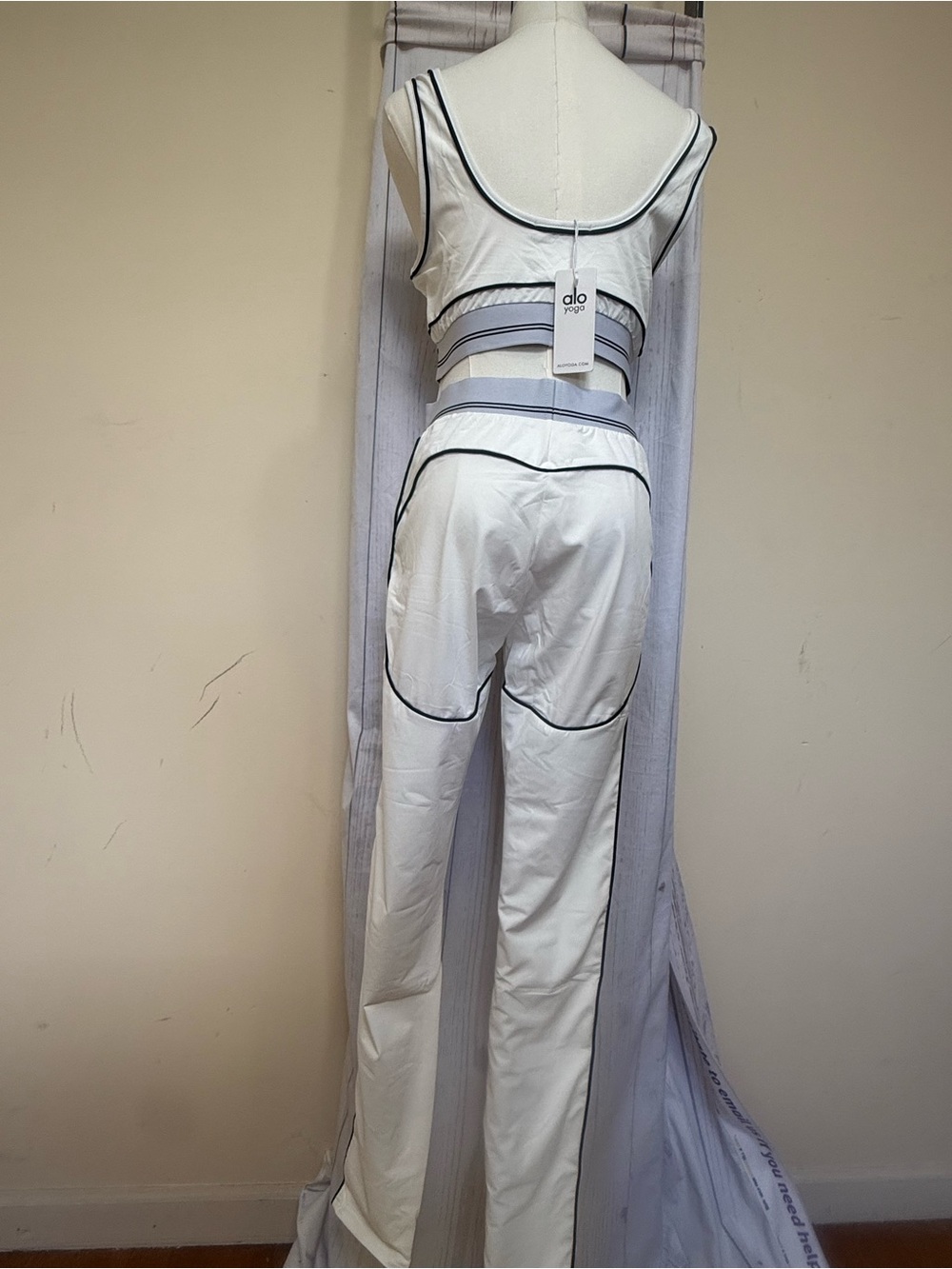 Yoga White Crop Tank with matching pants - Picture 4 of 8
